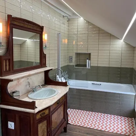 Vintage Balcony 4*