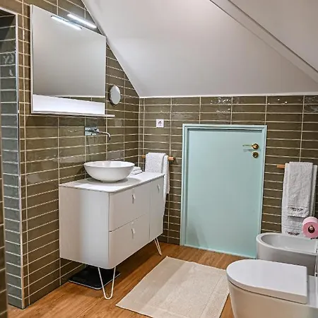 ゲストハウス Vintage Balcony & 4*