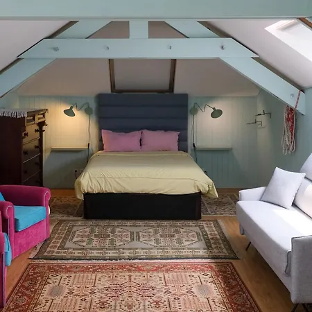 ゲストハウス Vintage Balcony & 4*