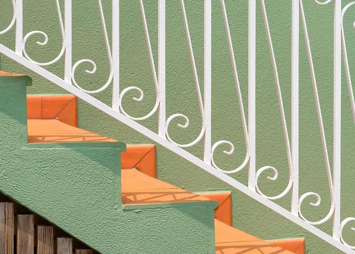 Vintage Balcony & Pensión 4*
